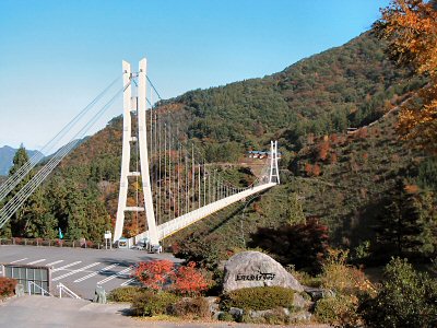 現在、不二洞は「川和自然公園」の一角とされており、すぐ前の巨大吊橋「天空回廊・上野スカイブリッジ」がペアの観光資源となっている。 渓谷にかかるすごく高い吊橋だが、車の通れない人道橋で、両岸に村もなく、何のために作ったか謎?