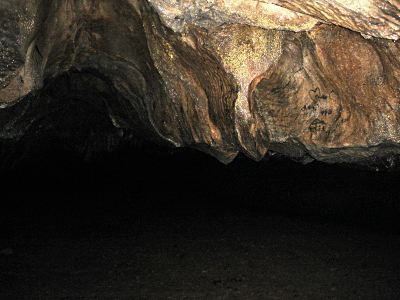 低い天井で幅が平たく広いのがこの鍾乳洞の特徴。 