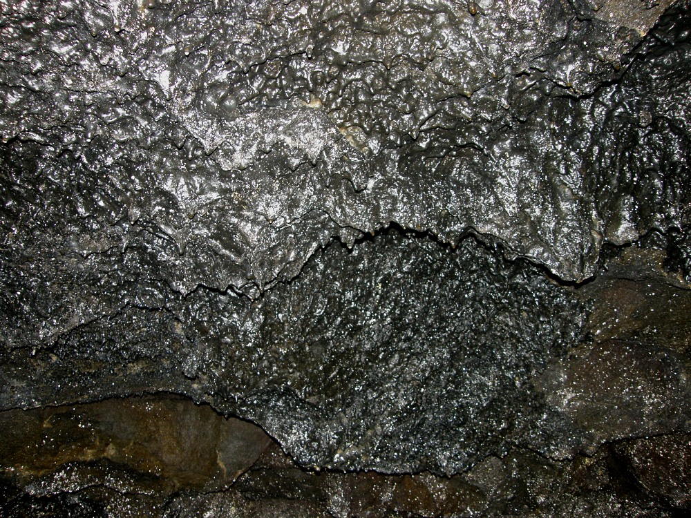溶岩が冷える前に滴り落ちた形状で鍾乳石のような感じの岩もあちこちある。 が、あくまでも黒い。
