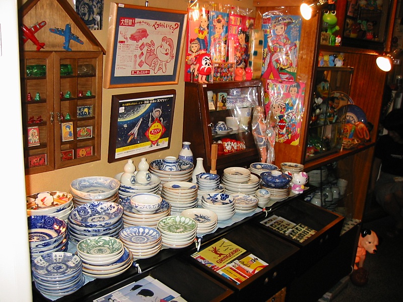 昭和30-40年代の駄玩具、セルロイド人形など。 昔の駄菓子屋さんにはとてもチープな商品群にとても大きな夢がありました。 デフレと言われる現代の商品はどうでしょう?